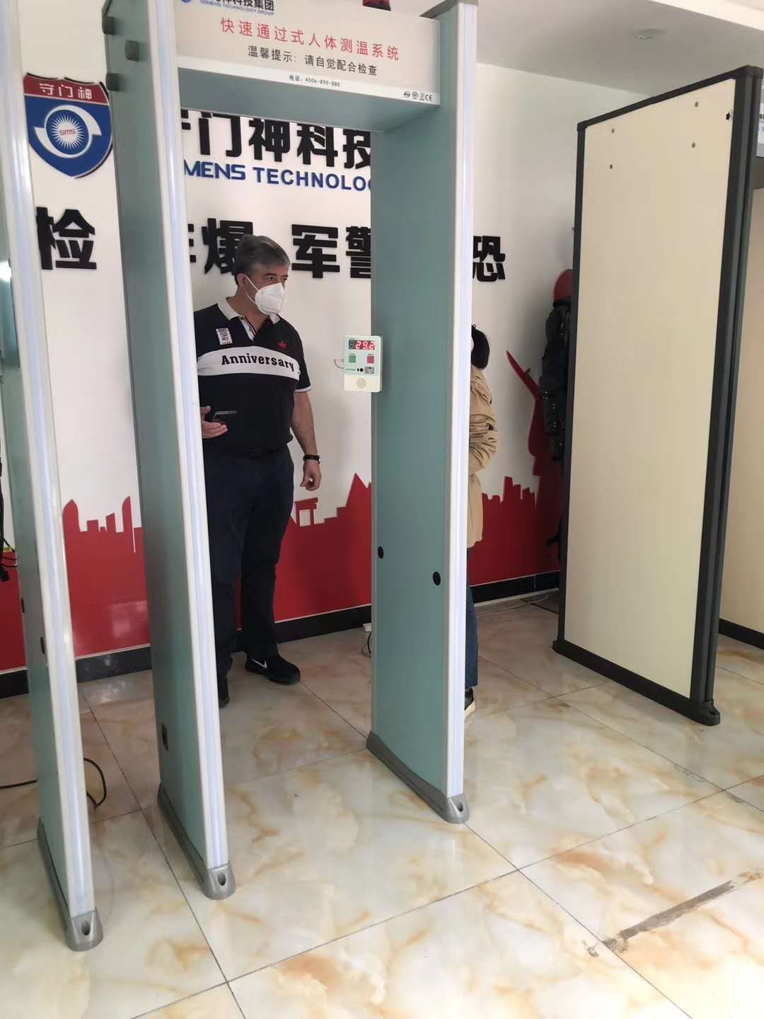 近日国外客户扎堆前来江南APP体育官方网站考察测温安检设备